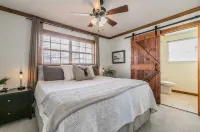 Waterfront Lake House. Sunsets!! Dogs Welcome, Stocked Kitchen, King Bed! - 4 tähden