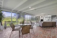 3-bedroom, 4 1/2 baths, house with WiFi, AC in wooded area in Saint Martinville