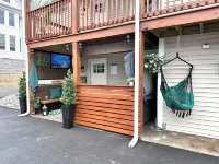 New hot tub & outdoor TV! 3 bedroom apt dwntn Middletown, across from Wesleyan Hotel in zona Fun In
