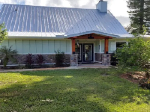 Beautiful Waterfront Hideaway Gem on Bessy Creek w/ Swim Spa, Tiki Bar Boat Lift Hotels in Palm City