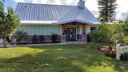 Beautiful Waterfront Hideaway Gem on Bessy Creek w/ Swim Spa, Tiki Bar Boat Lift