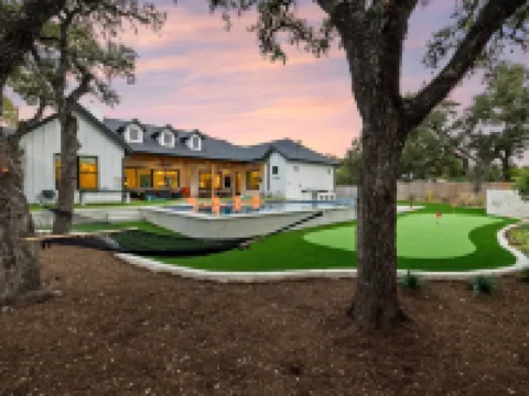 -NEW-Downtown DRIP Pool/Spa/Golf/Pickleball/30Guests Hotels in Dripping Springs