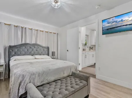 4BR Oasis w/heated pool & arcade!  Pet friendly, groups, couples & families!