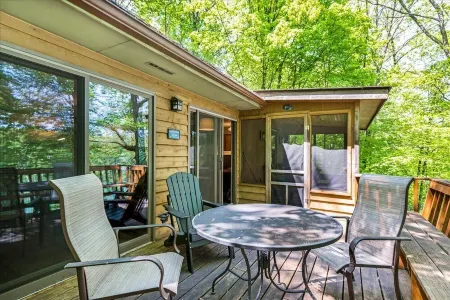 Cozy Lakefront Cabin • Fireplace • Views • Close to Skiing