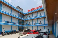 RedDoorz Plus Near Palembang Icon Mall 2 Hotels in Pahlawan