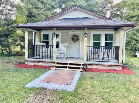 Charming 1940’s Ronda House Wilkes County NC Stone Mountain , wineries , NASCAR Отели в г. Эдвардс