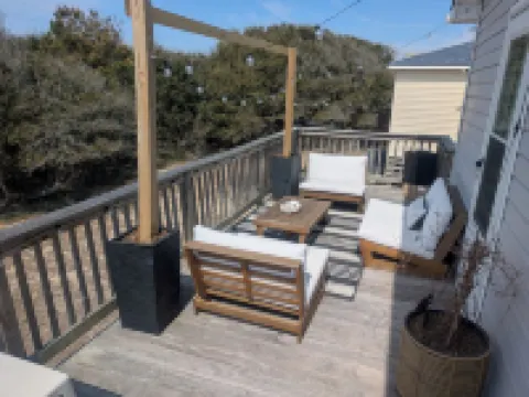 Comfortable and clean beach cottage convenient access to the beach.