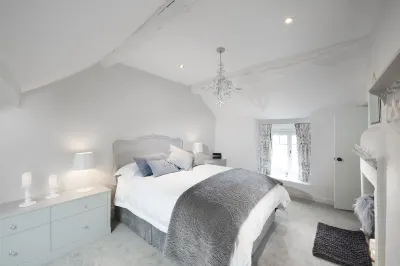 Cosy contemporary  cottage in village with own courtyard & original features.