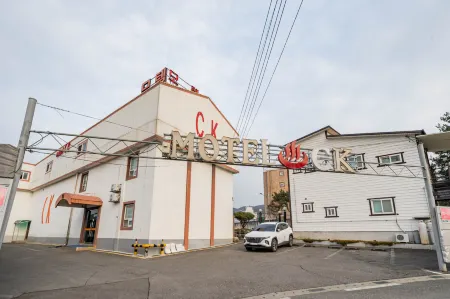 Hongcheon CK Отели рядом с достопримечательностью «Hongcheon Saengmyeong Geongang Gwahakgwan»