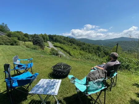 Grandfather Mountain Vista Отели рядом с достопримечательностью «Christmas Tree Hill Garden Center»