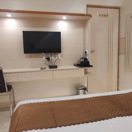 Nandhavanam A Business Class Residency Отели рядом с достопримечательностью «Парк развлечений VGP Universal Kingdom»