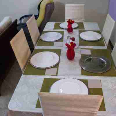 Deen Apartment Services Dining/Meeting Rooms
