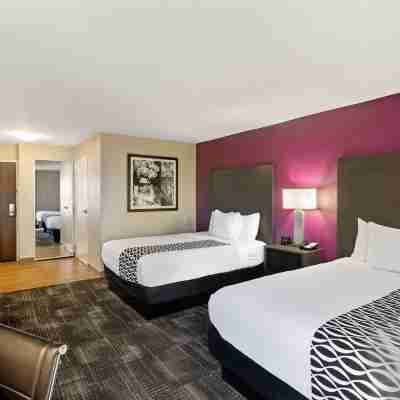 La Quinta Inn & Suites by Wyndham Columbus MS Rooms
