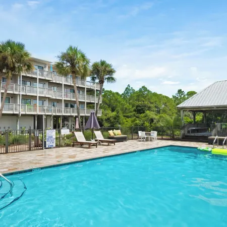 2 Minutes to the Beach & Dog Friendly - Sleeps 4