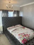 Captivating 4-Bed House in Wakefield Hôtels à : Normanton