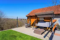 Timber Cottage With Pool and Hot Tub - Happy Rentals - piscine