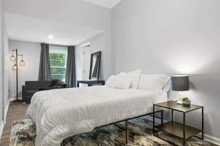 Recently Renovated Chic Durham Farmhouse Отели рядом с достопримечательностью «Университет Дьюк»