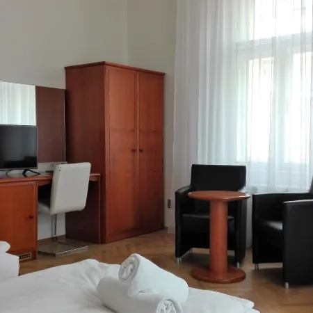 Residence Dykova - Former Pension Jana, Domov Mládeže