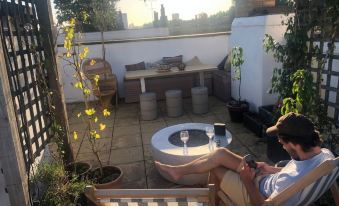 Stylish and Spacious Apartment with Terrace - Housity