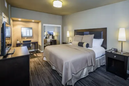 Lions Gate Hotel Отели в г. Мак-Клеллан Парк