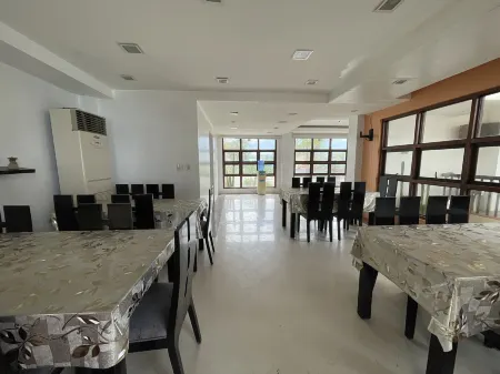 Brisa Marina Beach Resort powered by Cocotel Отели в г. Моронг