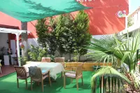 檸檬招待所 鄰近K O N S T A N T İ N V E E L E N A B U L G A R O R T O D O K K İ L İ S E T A R İ H İ E S E R的酒店