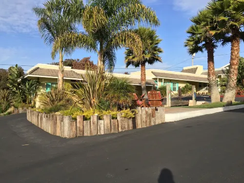Beach Bungalow Inn and Suites - 2-Star