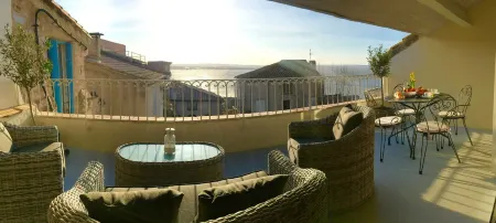 Lagoon and sea views from the heart of the village of Bages between Narbonne and Collioure Отели в г. Баж