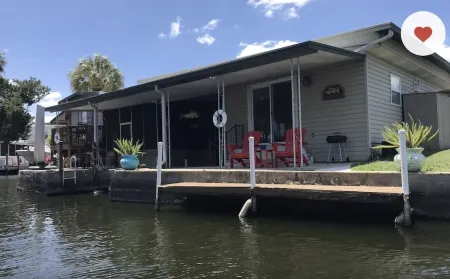 1-Bedroom Cottage and Private Boat Dock on Deepwater Canal Close to the Springs