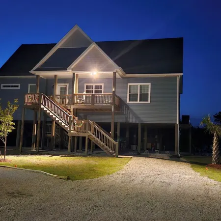 Emerald Isle,  Family vacation home, walk to beach and sound with in ground pool