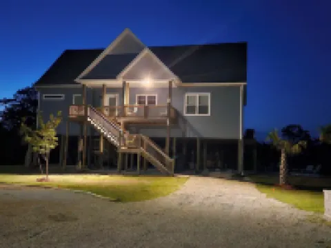 Emerald Isle,  Family vacation home, walk to beach and sound with in ground pool