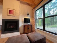 Riverstone Cottage, Bright and Airy Forest Retreat