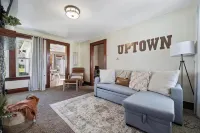 Adorable Cottage in small town of Marion. Just a few blocks from Uptown