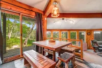 Mountainside house with ski slope access and gas fireplace Hotels in Sugar Mountain