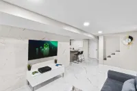 Stylish Interiors with Smart TV and Work Station - Chic Urban Escape فنادق في Bayonne