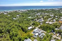 Beautiful 8-bedroom house Sleeps 24 in Santa Rosa Beach. Private Pool & Hot Tub