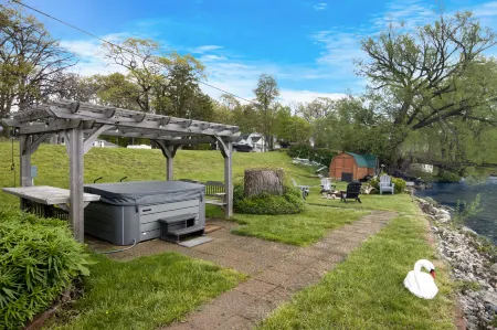 Stunning Lake Views and Shared Hot Tub - Serene Cottage Escape Отели в г. Файф Лейк