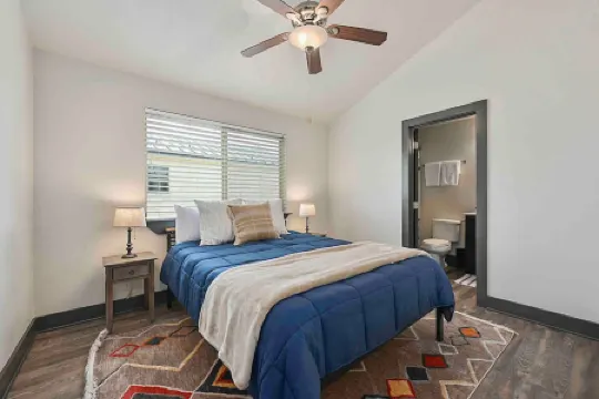 The Spirit: 4 BR/4.5 BA Charming Home, Private Yard