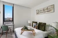 A Lux 2BR Apt Next to Melbourne Uni, FREE Parking Hotels near University Cafe