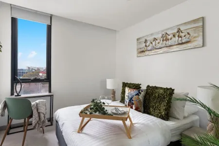 A Lux 2BR Apt Next to Melbourne Uni, FREE Parking