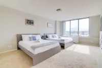 Convenient Access and Stylish Comfort - Cozy Group-Friendly Retreat