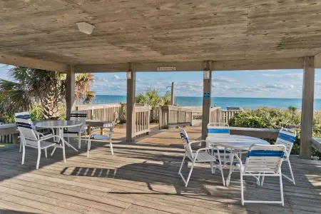 Oceanfront Paradise - WiFi, Netflix, Atatri, Smart TVs Отели в г. Эмералд Айл