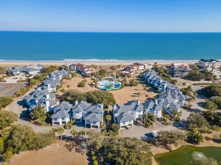 Stunning Villa with Poolside Access and Modern Amenities - Exquisite Escape