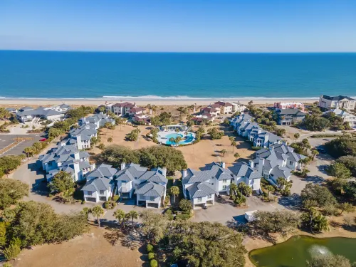 Stunning Villa with Poolside Access and Modern Amenities - Exquisite Escape