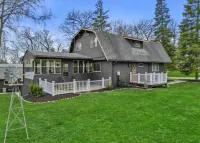 Spacious Game Room and Lake Access - Charming Getaway Hotel a Delavan