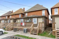 Central Location with Parking and WiFi - Stylish Cozy Retreat Hotel a 