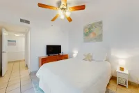 Modern condo with Gulf view, shared pool, hot tub - walk to the beach Hotels in Baldwin County