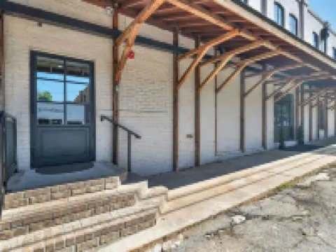 Charming 2-bedroom apartment with AC, WiFi in the Heart of Covington Square