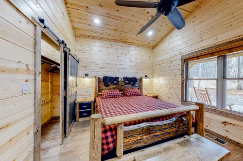 Dog-friendly cabin with private hot tub, WiFi, pool table, and wood fireplace Hotels in White County
