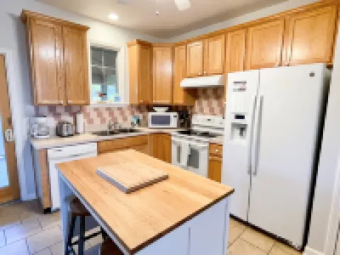 Charming Retreat with Screened Porch and Open Kitchen - Serene Escape